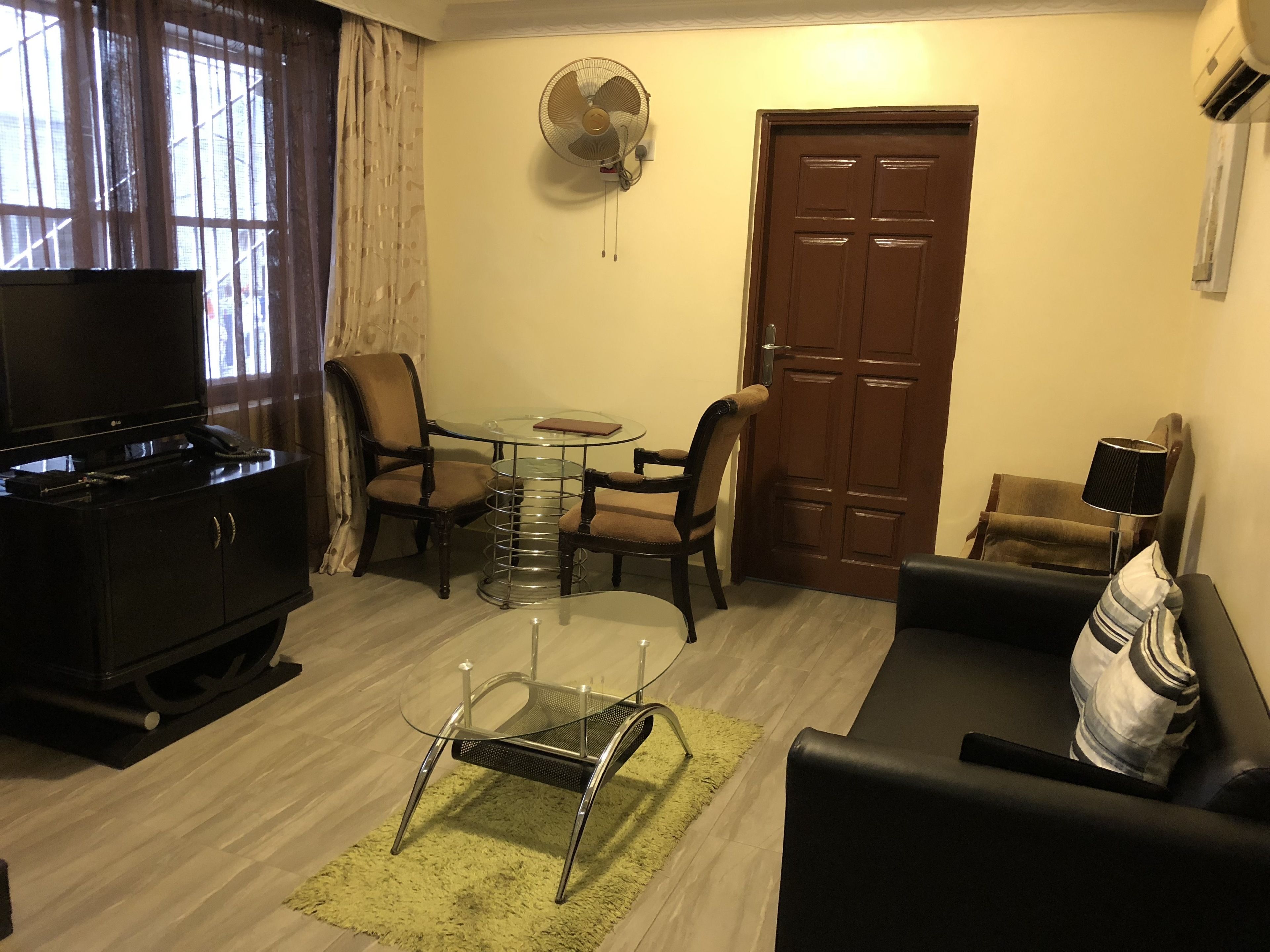 Departamento Deluxe, 1 habitación, cocina | Área de sala de estar | Televisión de pantalla plana de 32 pulgadas con canales por cable 