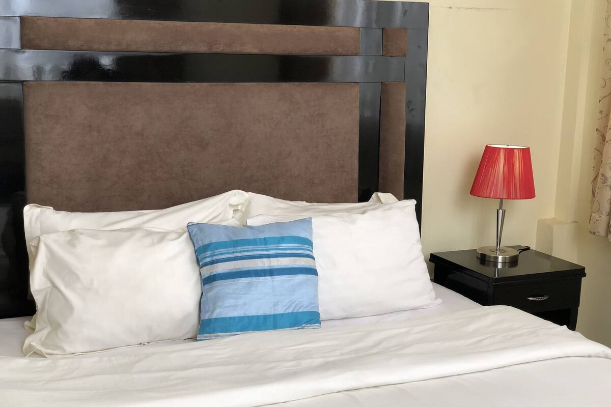 In-room safe, soundproofing, iron/ironing board, free WiFi