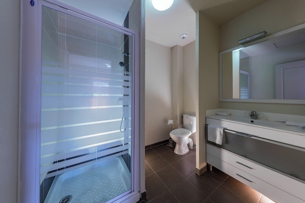 1 bedroom, desk, blackout curtains, soundproofing