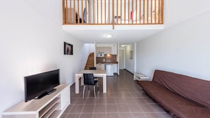 1 bedroom, desk, blackout curtains, soundproofing