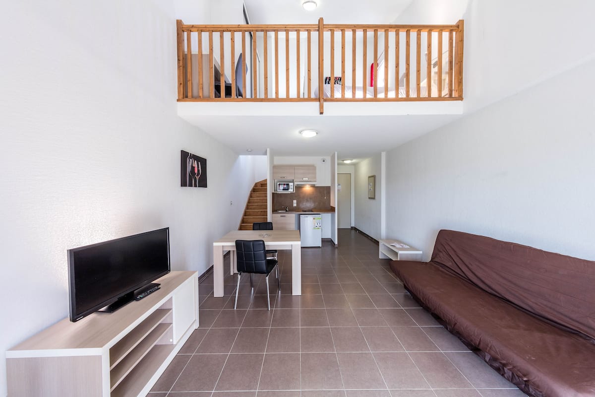 1 bedroom, desk, blackout curtains, soundproofing