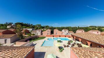 Seasonal outdoor pool, sun loungers
