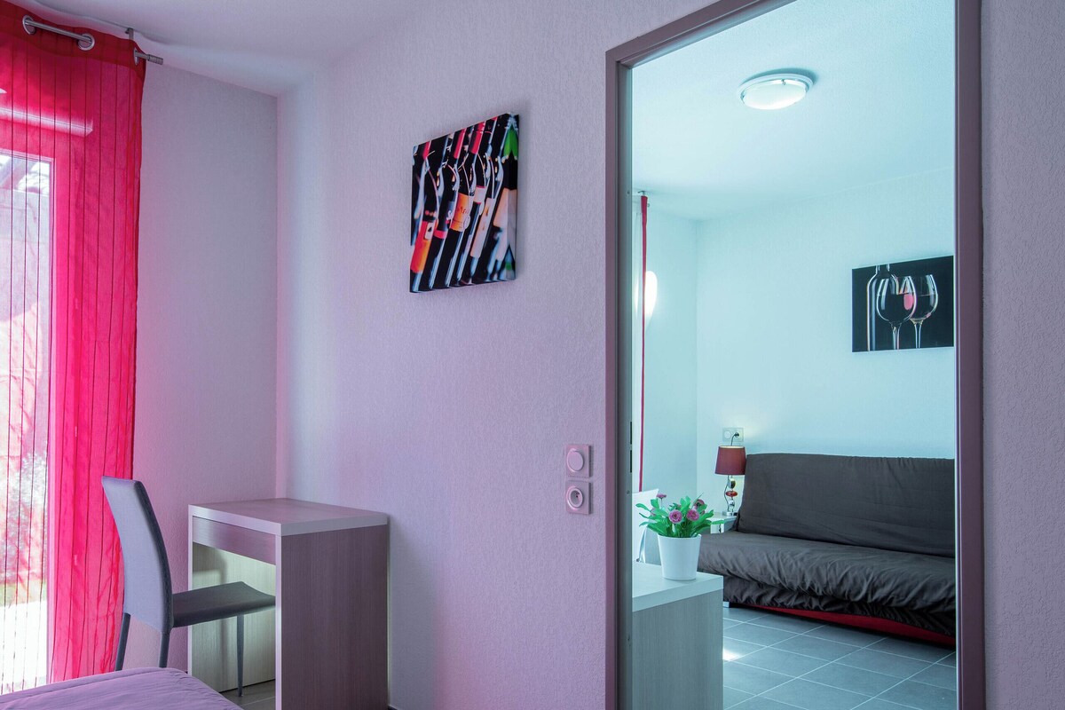 1 bedroom, desk, blackout drapes, soundproofing