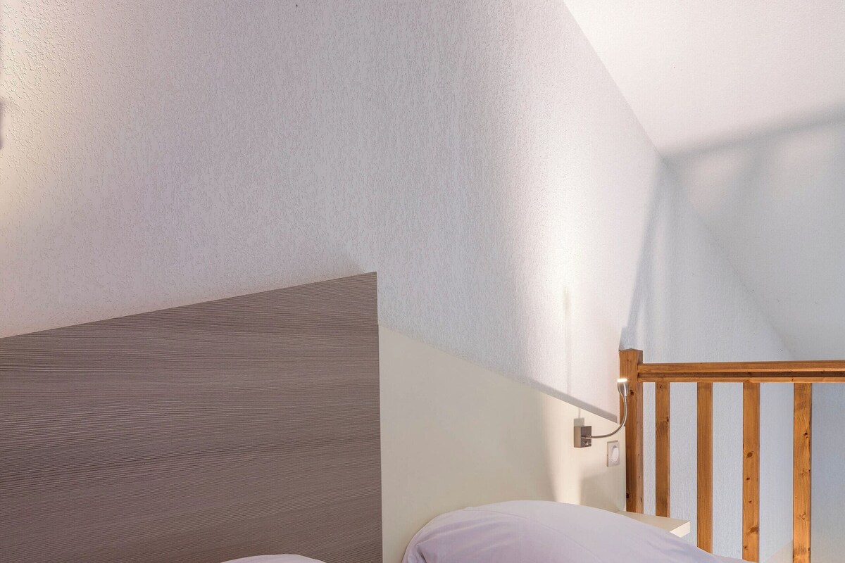 1 bedroom, desk, blackout drapes, soundproofing