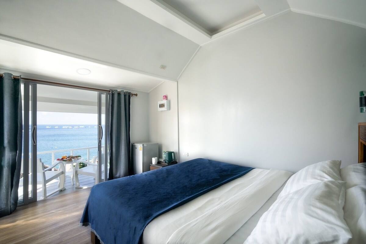 In-room safe, rollaway beds