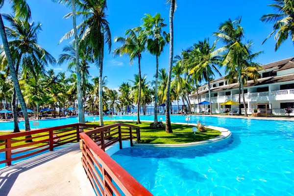 2 piscines a l'aire lliure, para-sols i gandules