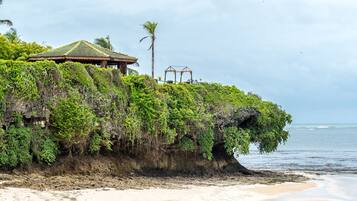 A la platja, gandules de platja i para-sols per a la platja
