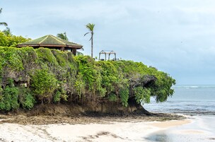 在海滩、沙滩椅、海滩遮阳伞、沙滩毛巾