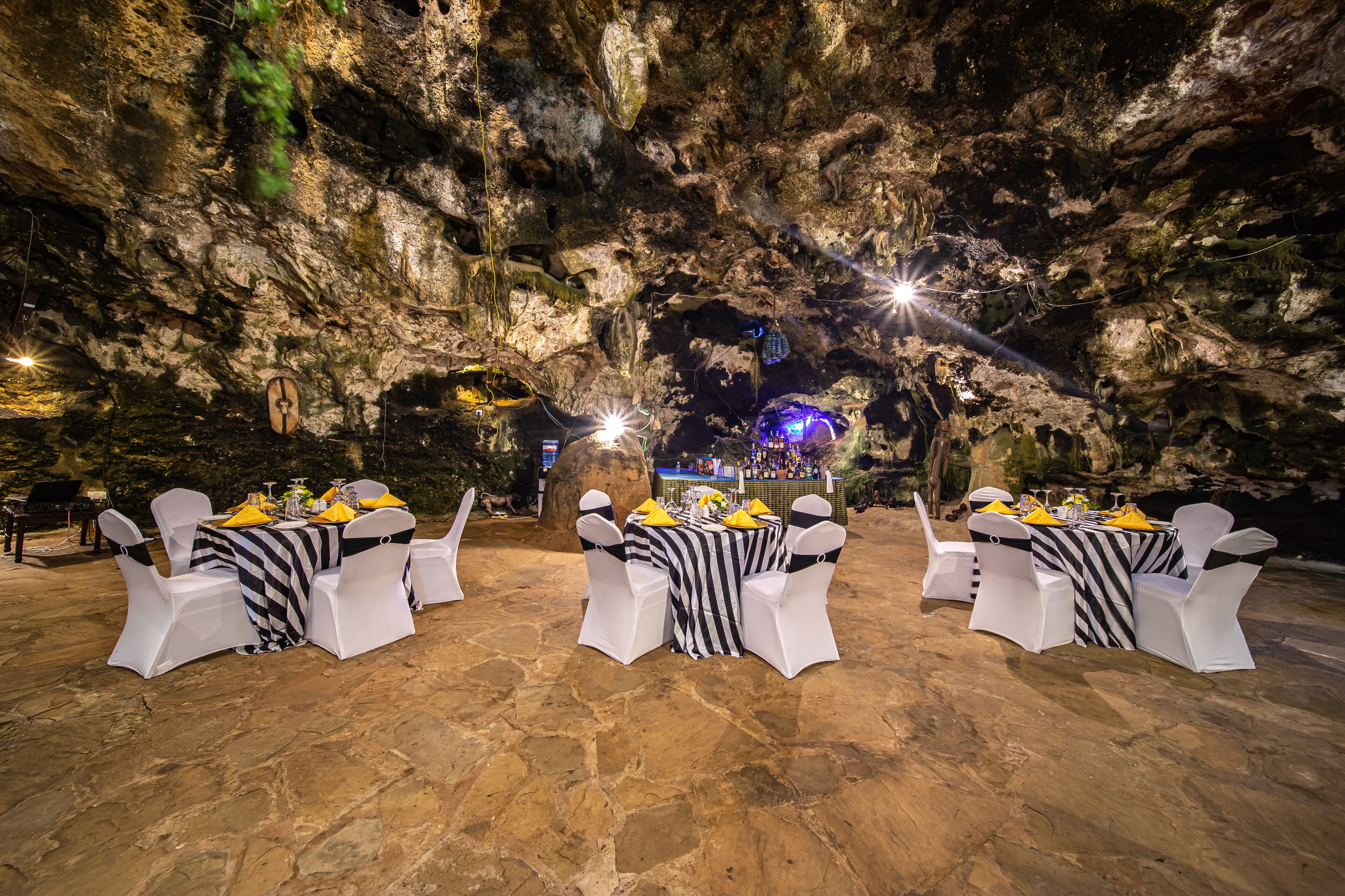 2 間餐廳，供應午餐和晚餐，地中海料理