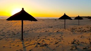 Private beach, beach umbrellas, beach towels, beach bar - Barra Beach Club (Inhambane)