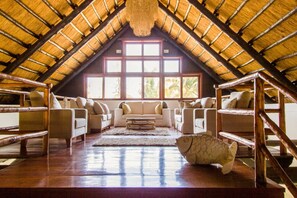 42-inch flat-screen TV with satellite channels, TV - Barra Beach Club (Inhambane)