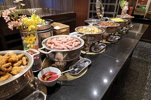 Daily buffet breakfast (JPY 1980 per person) - CYPRESS HOTEL Nagoya-eki Mae (Nagoya)