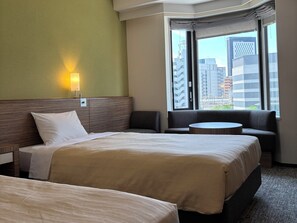 Down duvets, desk, blackout curtains, iron/ironing board - CYPRESS HOTEL Nagoya-eki Mae (Nagoya)