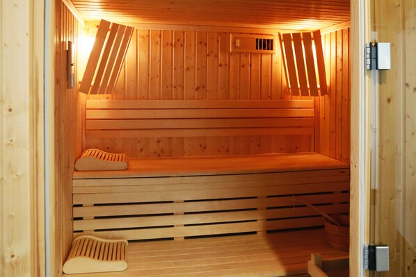 Sauna, steam room, Turkish bath/hammam, body treatments, body wraps