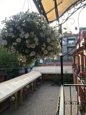 Courtyard view - Leotel Hotel (Lviv)