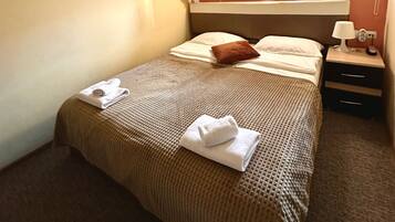 1 habitación, decoración personalizada, muebles diferentes y escritorio