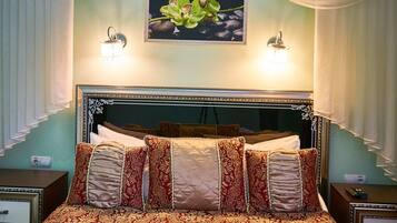 Suite, Kitchen | 1 bedroom, individually decorated, individually furnished, desk