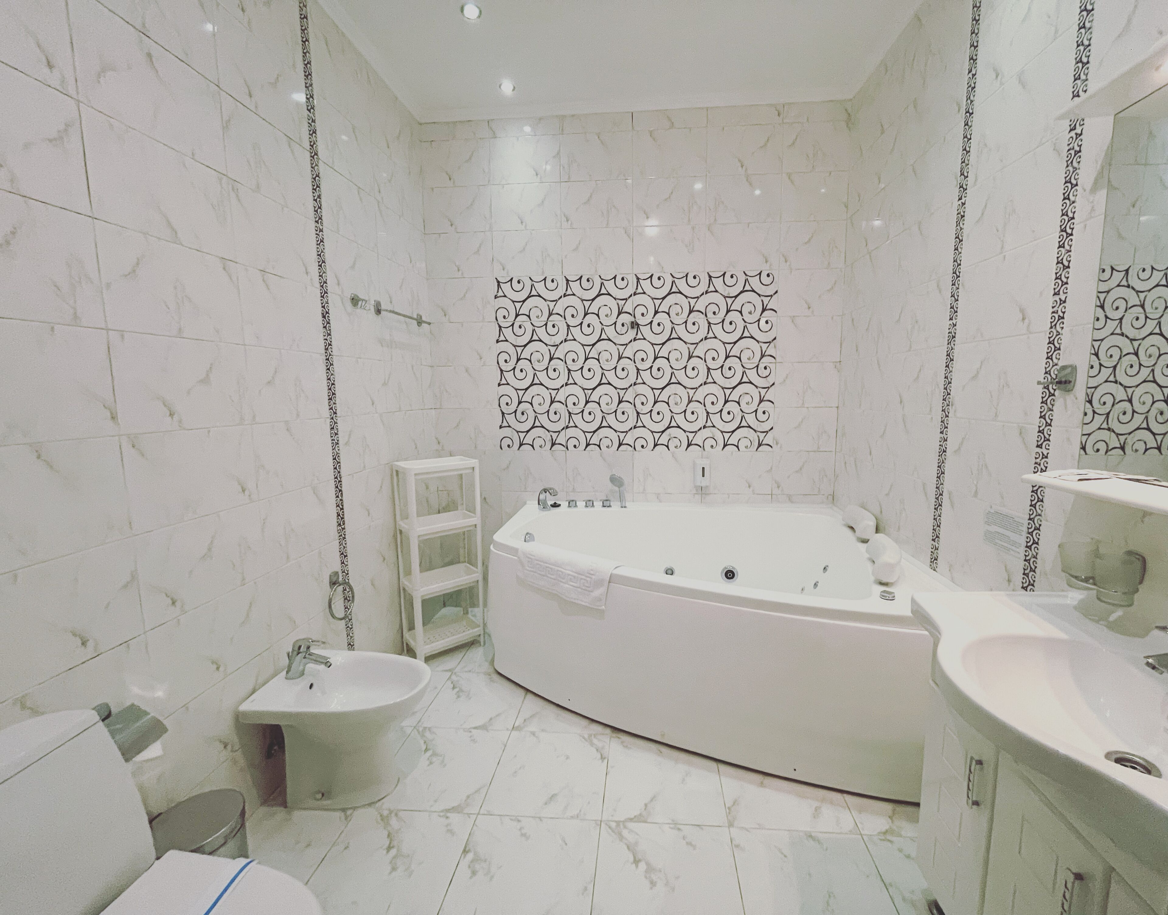 Suite, Kitchen | Bathroom | Free toiletries, hair dryer, slippers, towels