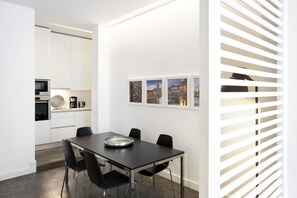 Superior Apartment, 1 Bedroom | In-room dining