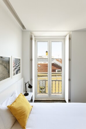 In-room safe, individually furnished, desk, soundproofing - Hello Lisbon Santa Apolonia Apartments (Lisbon)