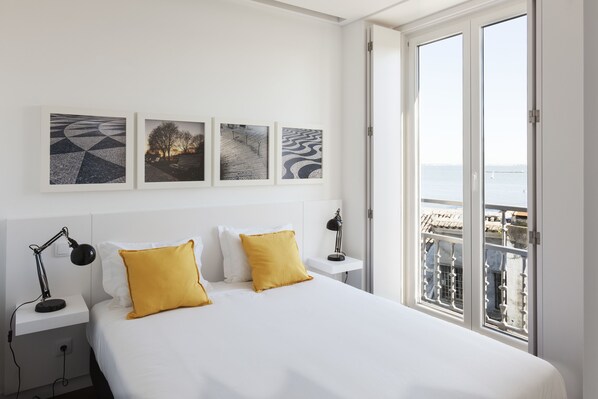 In-room safe, individually furnished, desk, soundproofing - Hello Lisbon Santa Apolonia Apartments (Lisbon)