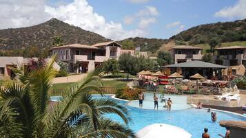 Outdoor pool, pool umbrellas, sun loungers