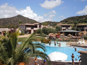 Outdoor pool, pool umbrellas, sun loungers - S'Incantu Resort (Villasimius)