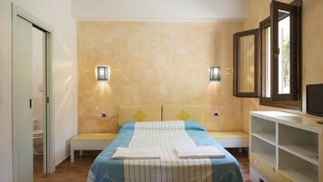 Studio, Kitchenette | In-room safe, iron/ironing board, cribs/infant beds, bed sheets