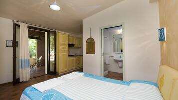 สตูดิโอ, ห้องครัวขนาดเล็ก | ตู้นิรภัยในห้องพัก, เตารีด/โต๊ะรีดผ้า, เปล/เตียงเด็กอ่อน, ผ้าปูที่นอน