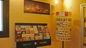Un letrero de bienvenida con una exhibición de tarjetas de viaje y folletos.
