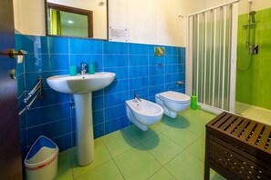 Basic-Doppelzimmer, eigenes Bad | Badezimmer