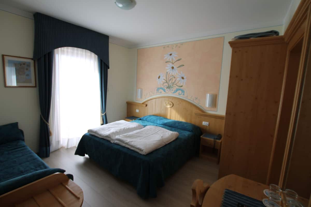 Double or Twin Room | Down duvets, minibar, in-room safe, desk