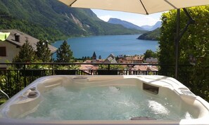 A hot tub with a view of a lake and mountains. - Hotel Florida (Molveno)