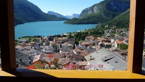 A town with buildings and a lake surrounded by mountains. - Hotel Florida (Molveno)