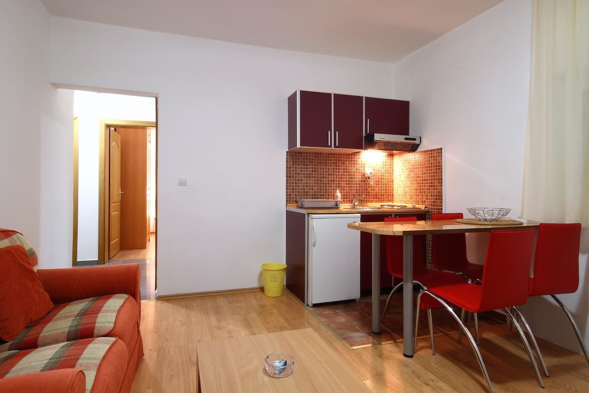 Cortinas blackout, wifi gratis y ropa de cama