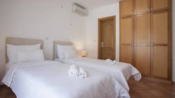 Standard Twin Room, 2 Twin Beds, Private Bathroom | Blackout drapes, free WiFi, bed sheets