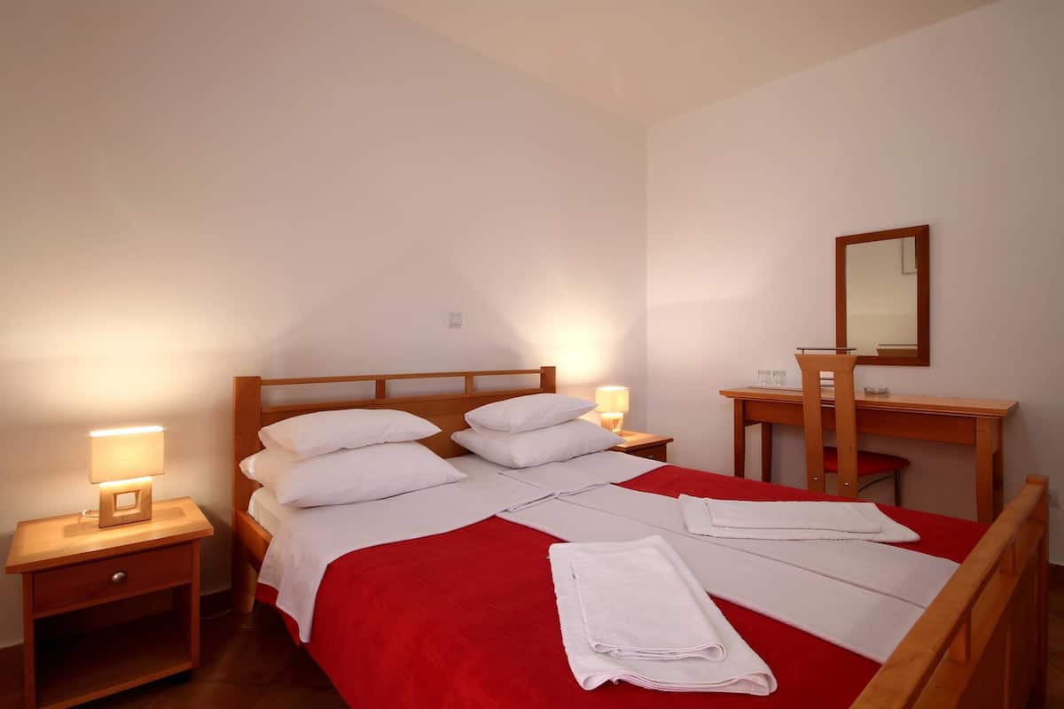 Cortinas blackout, wifi gratis y ropa de cama