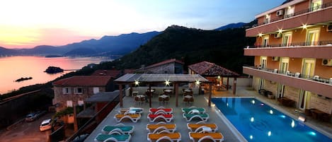 室外泳池;09:00 至 21:00 開放;泳池傘、躺椅