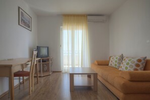 Apartamento estándar, 1 habitación, vistas al mar | Zona de estar | Una televisión