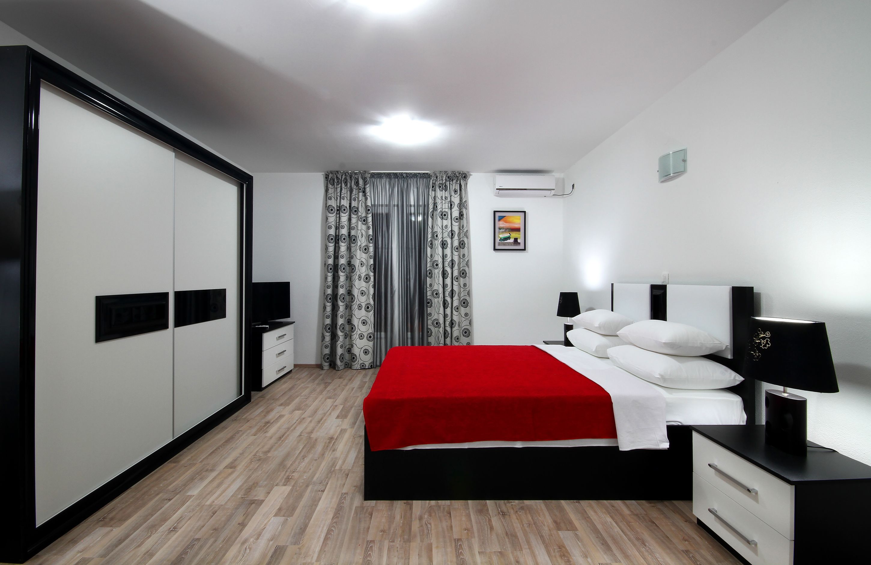 Blackout drapes, free WiFi, bed sheets