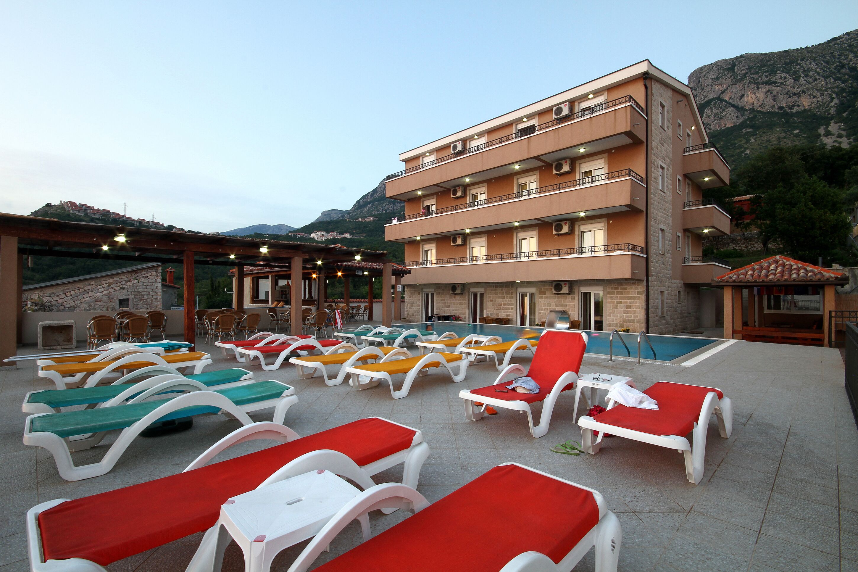 Piscine extérieure, parasols de plage, chaises longues