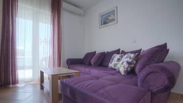 Apartamento standard, 1 quarto, vista para o mar | Área de estar | TV