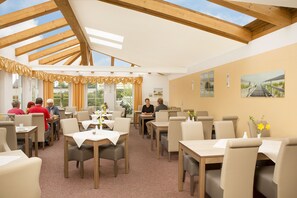 Se sirven cenas y cocina regional, restaurante con mesas al aire libre 