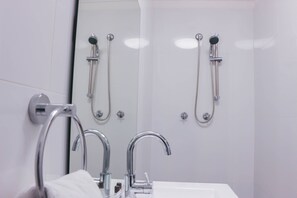 Twin Room, Ensuite | Bathroom | Shower, free toiletries, towels - Glasgow Arms Hotel Ultimo (Ultimo)