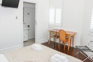 Room, Ensuite | Desk, iron/ironing board, free WiFi, bed sheets - Glasgow Arms Hotel Ultimo (Ultimo)