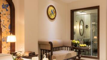 套房, 露台 | 1 多间卧室、客房内保险箱、办公桌、遮光窗帘