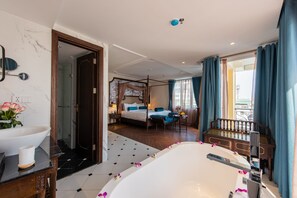 Quarto júnior, 1 cama Queen, terraço | Cofres nos quartos, escrivaninha, cortinas blackout