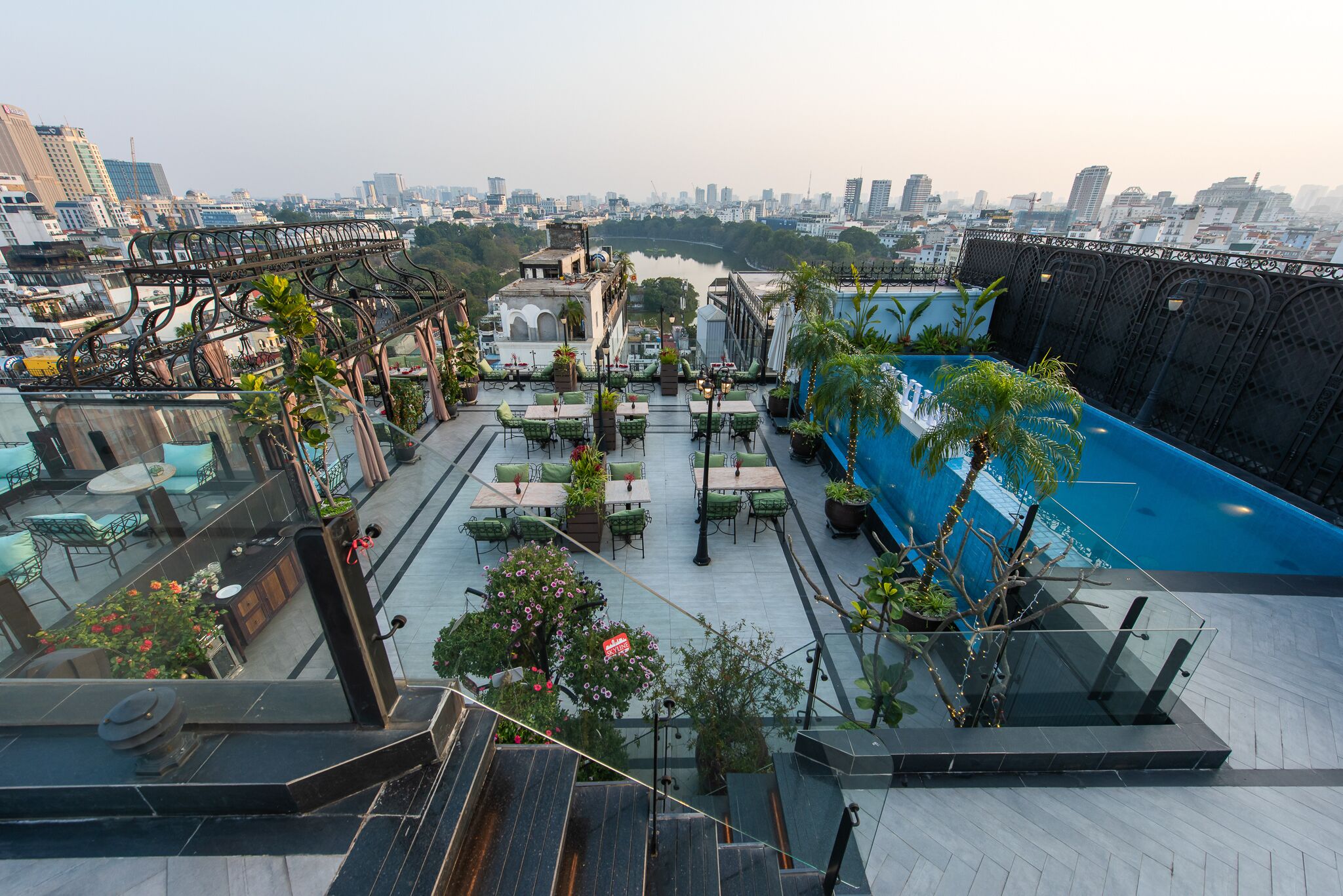 2 restaurants, breakfast, lunch, dinner served; vietnamese cuisine