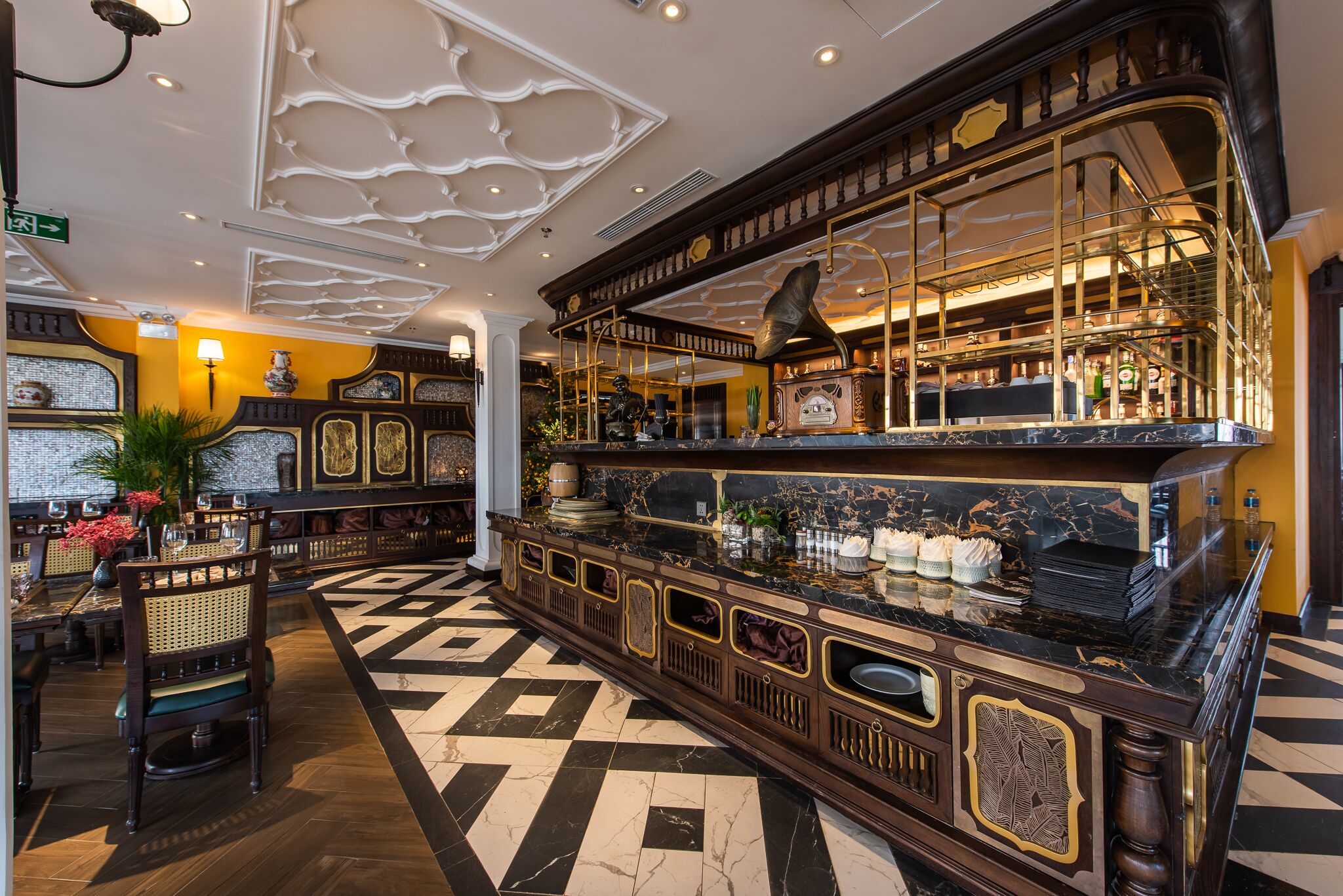 2 restaurants, breakfast, lunch, dinner served; vietnamese cuisine