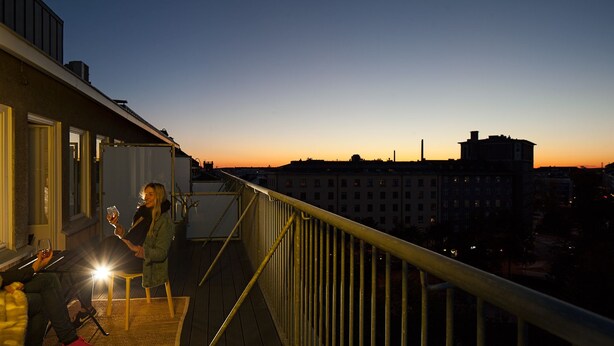 A balcony with a view of the city skyline at dusk. - Forenom Aparthotel Helsinki Kamppi (Helsinki)
